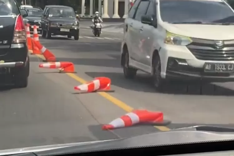 Video Viral Traffic Cone Meleyot Semarang: Hoaks Cuaca Panas?