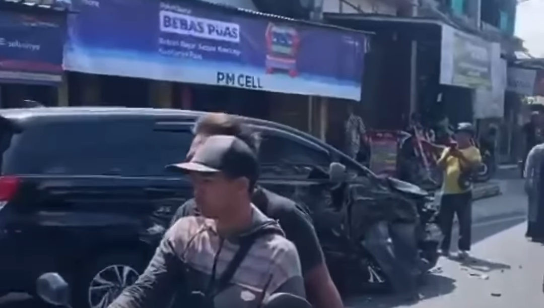 Mobil Diskominfo Kabupaten Malang Terlibat Kecelakaan Beruntun