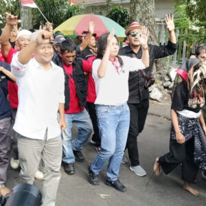 Heri Cahyono & Ganis Tiba Di KPU Malang