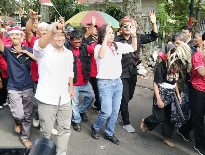 Heri Cahyono & Ganis Tiba Di KPU Malang