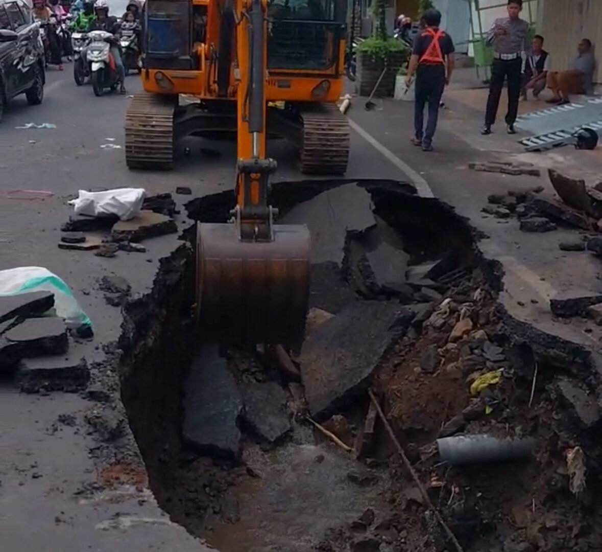 Aspal Jalan Raya Muharto Kota Malang Ambles Akibat Kerusakan Gorong Gorong