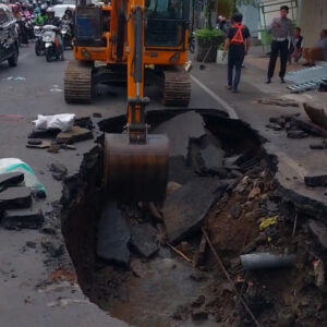 Aspal Jalan Raya Muharto Kota Malang Ambles Akibat Kerusakan Gorong Gorong