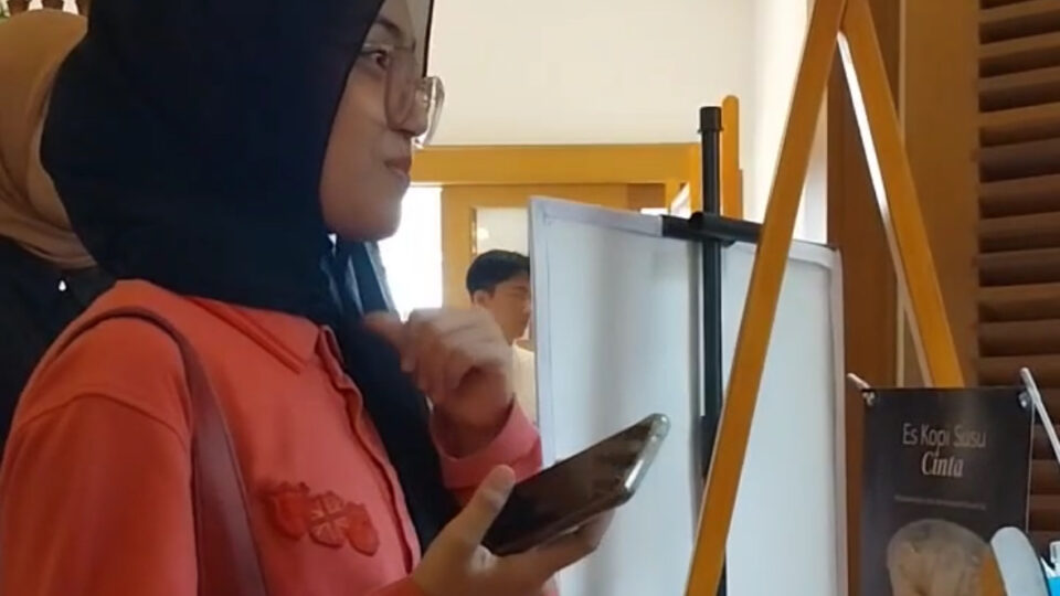 Pengunjung Memesan Kopi Menggunakan Bahasa Isyarat Di Gerai Kopi Cinta, Malang