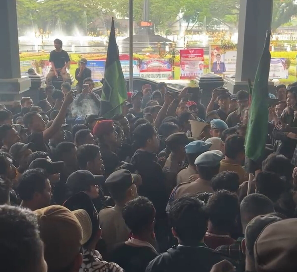 Pendemo HMI Malang Berunjuk Rasa Di Depan DPRD Kota Malang