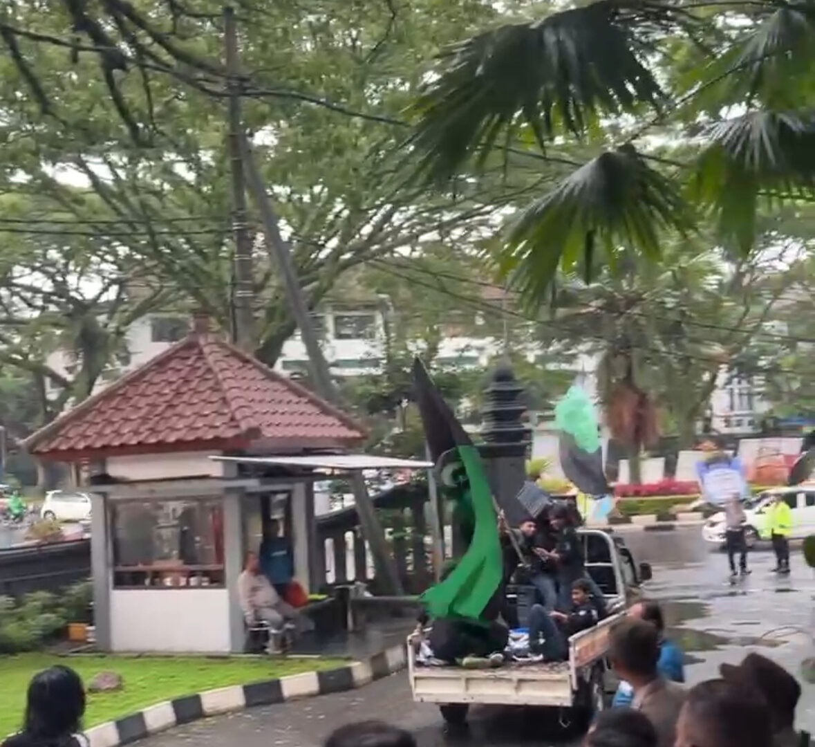 Pendemo Di Depan Gedung DPRD Kota Malang