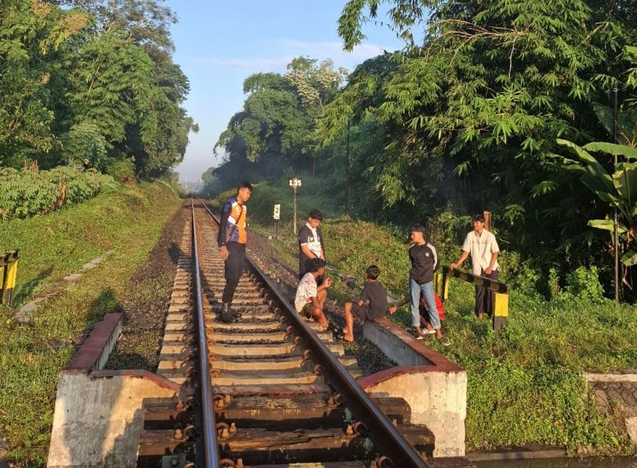 Larangan Beraktivitas Di Jalur Kereta