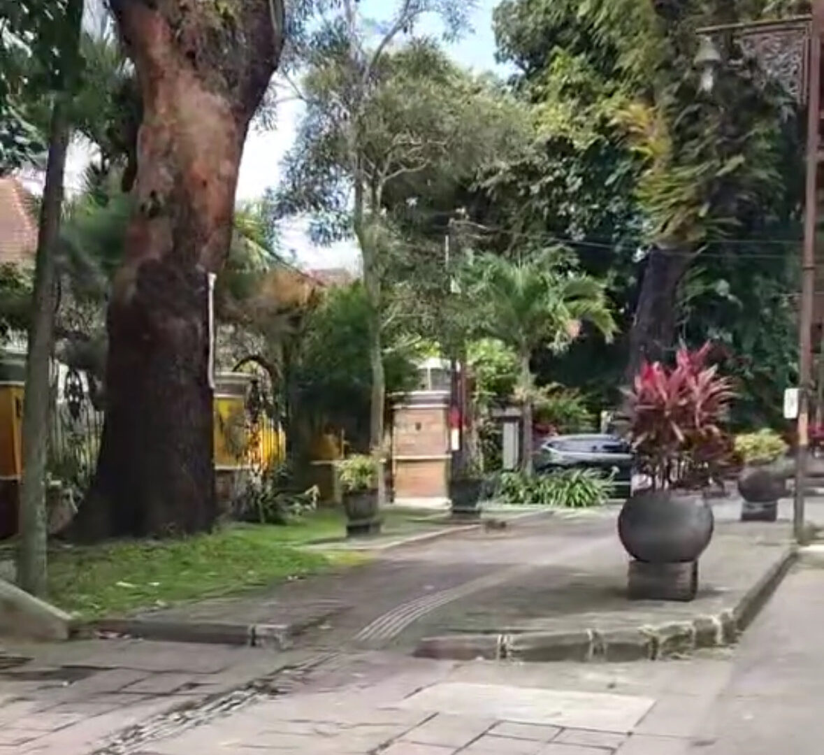 Kursi Kosong Di Pedestrian Jalan Ijen Kota Malang