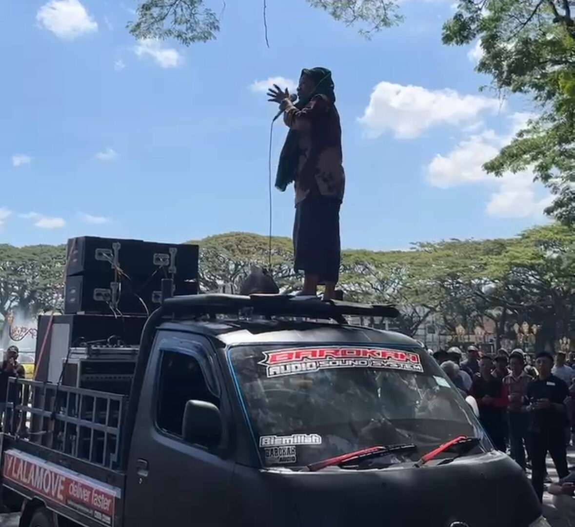 Massa Aksi MMPJ Malang Raya Saat Berunjuk Rasa Di Depan Gedung DPRD Kota Malang, Mendesak Polisi Menangkap Roy Suryo