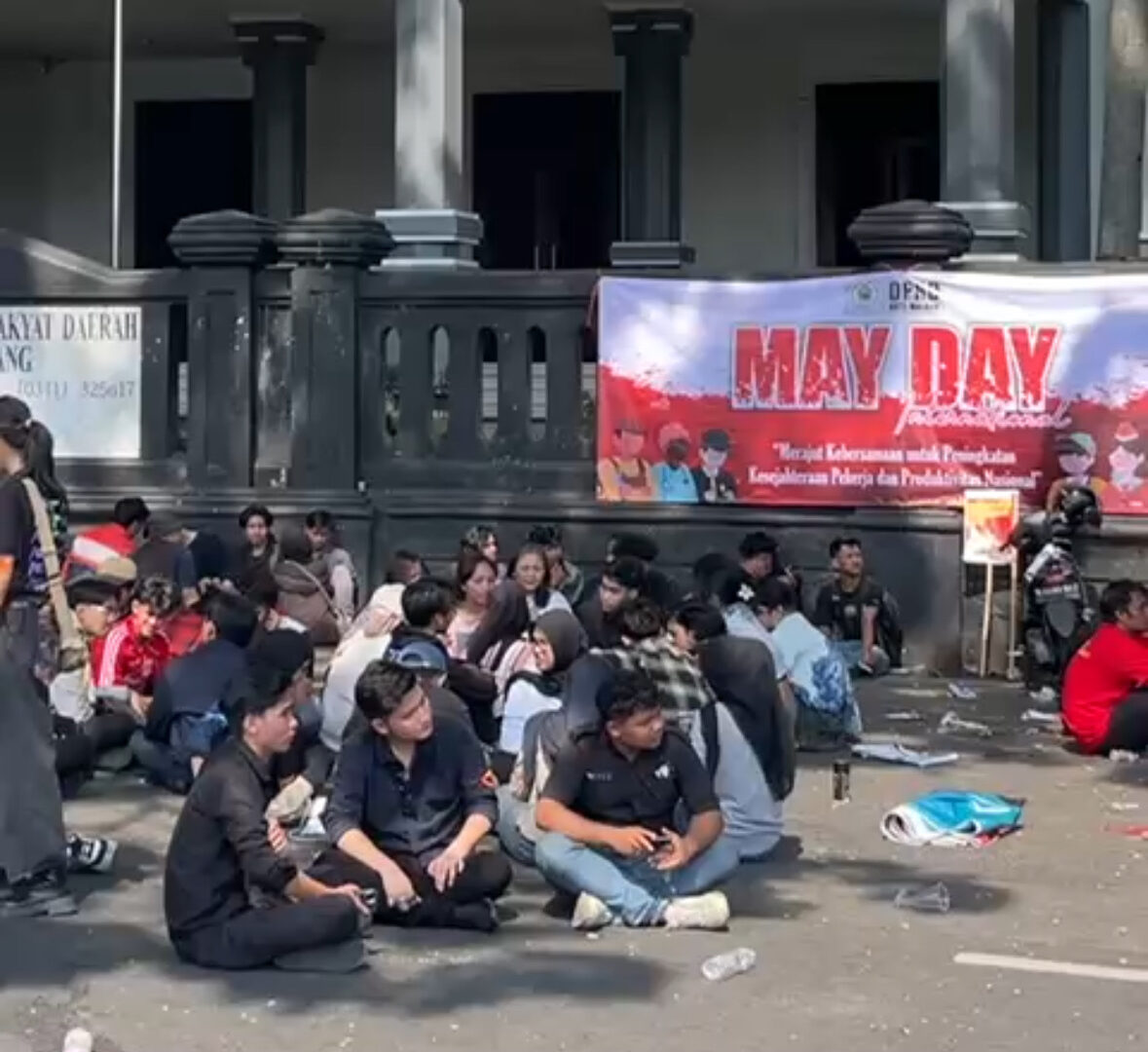 Ratusan Buruh Dan Mahasiswa Menggelar Aksi Damai Di Depan DPRD Kota Malang Peringati Hari Buruh Internasional 2025