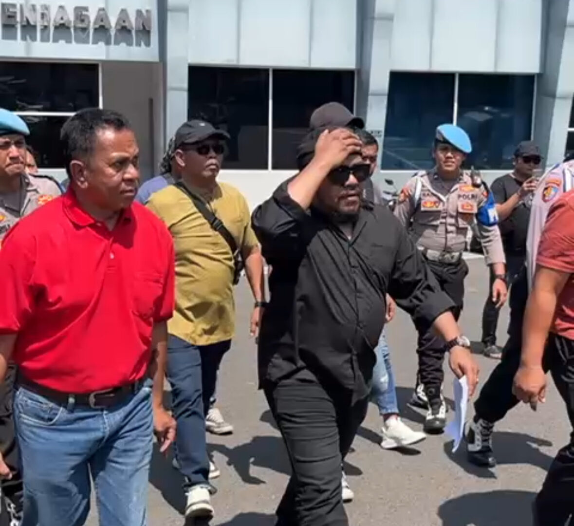 Anggota MMPJ Malang Raya Menyerahkan Laporan Resmi Ke Polresta Malang Terkait Roy Suryo
