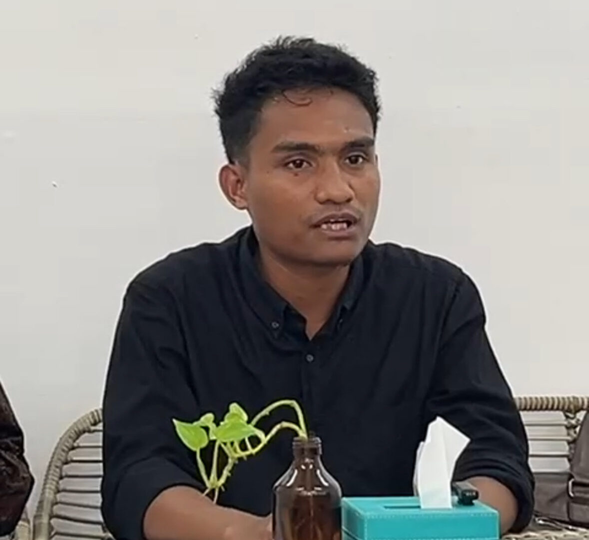 Kuasa Hukum Dokter AY Memberikan Keterangan Kepada Wartawan
