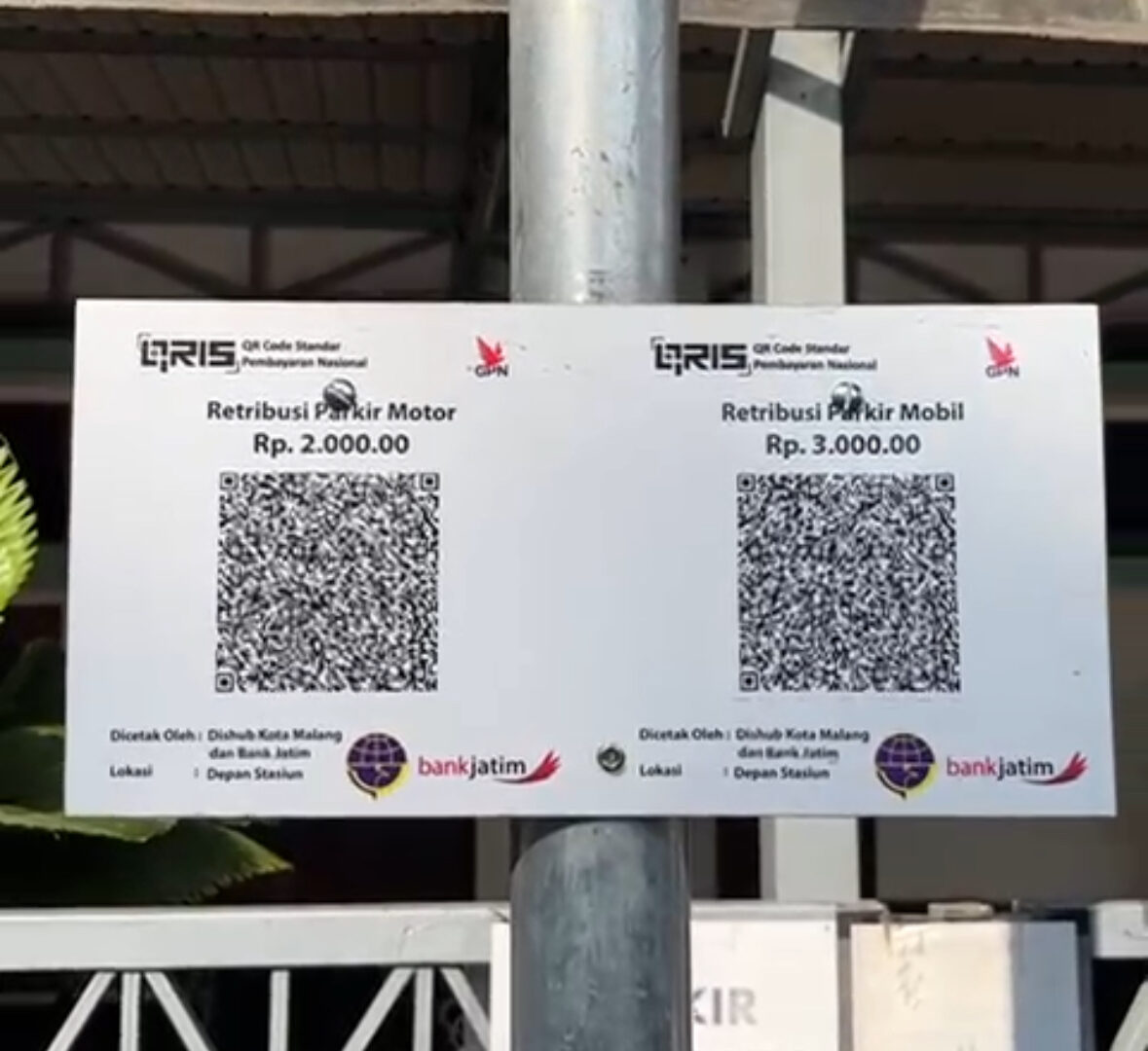 Barcode QRIS Di Tiang Parkir Stasiun Baru Kota Malang Yang Digunakan Untuk Pembayaran Parkir Secara Digital