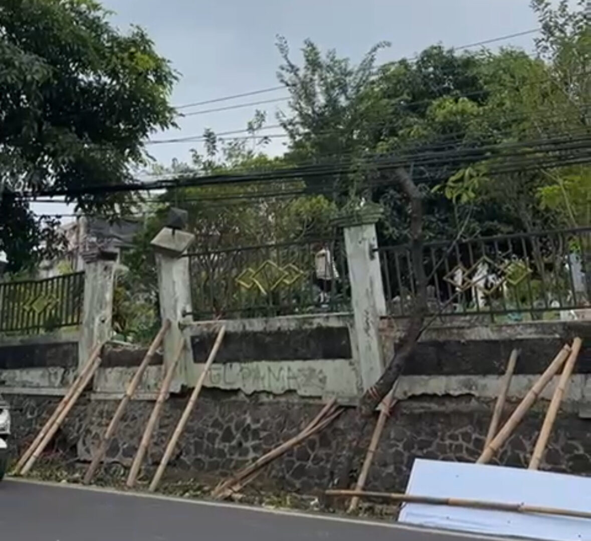 Tembok TPU Ketawanggede Kota Malang Nyaris Ambrol