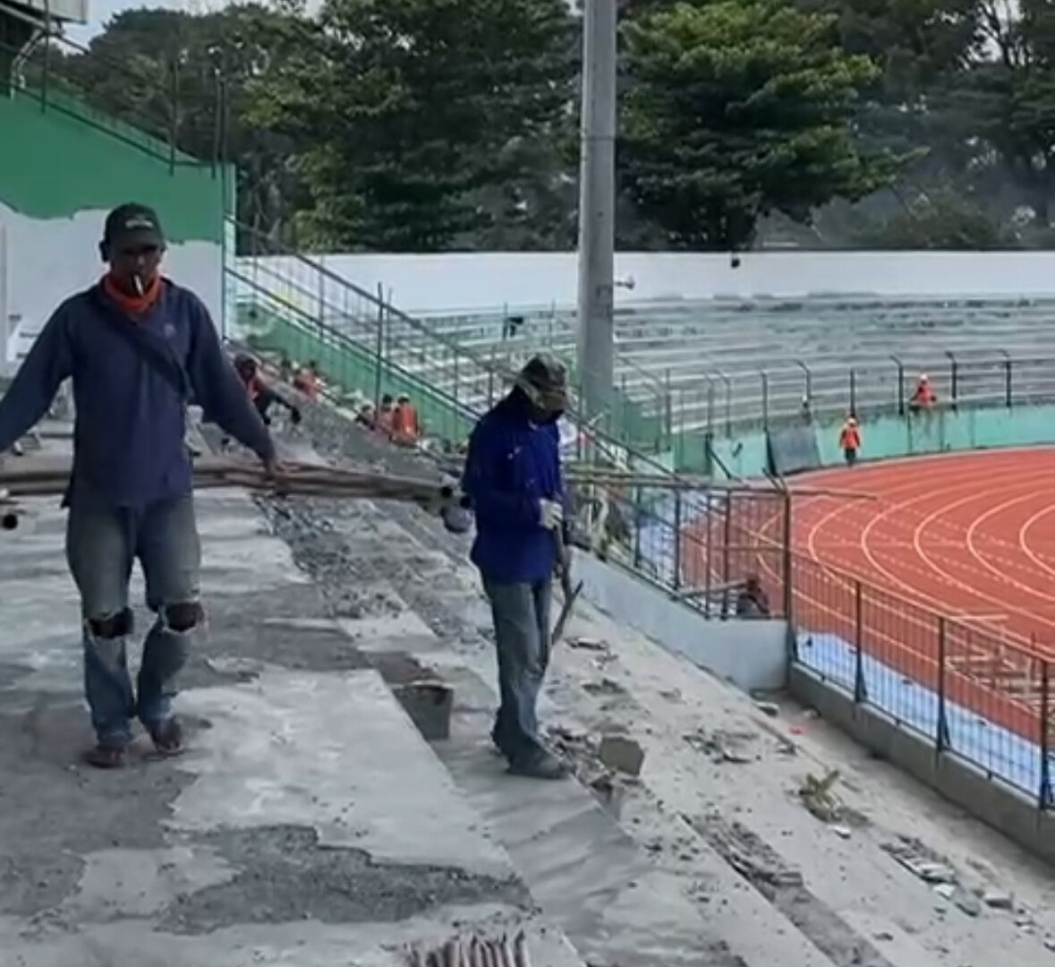 Para Pekerja Melalukan Perbaikan Fasilitas Olahraga Di Stadion Gajayana Malang