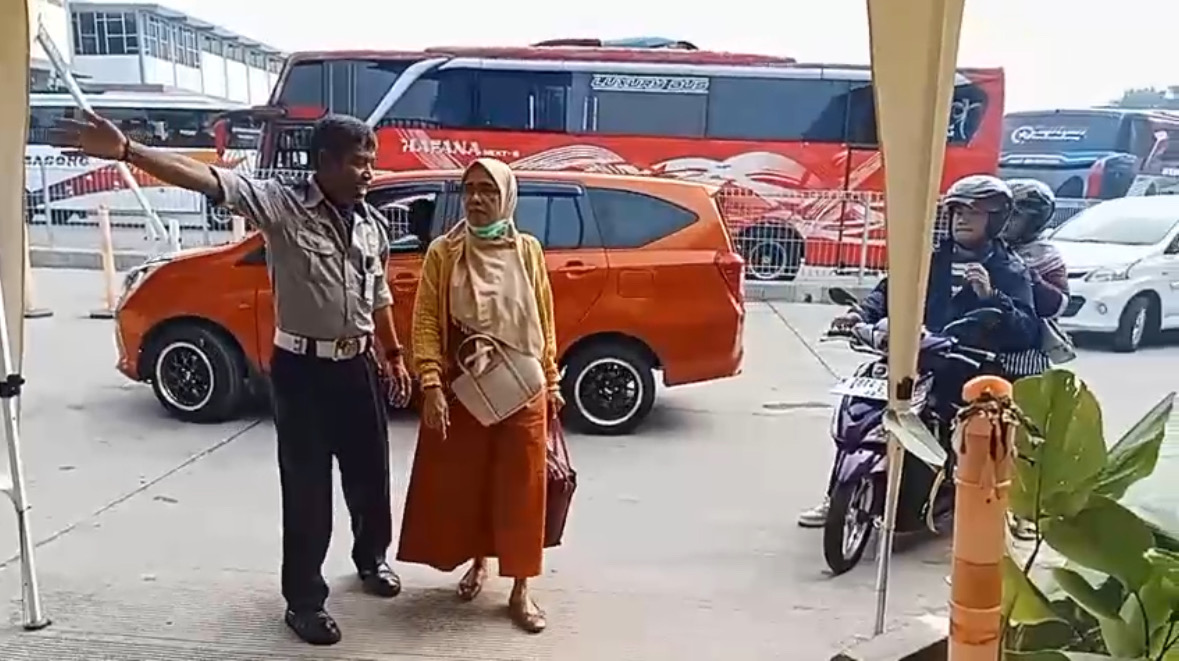 Petugas Mengarahkan Warga Untuk Naik Dan Turun Di Dalam Area Terminal Arjosari