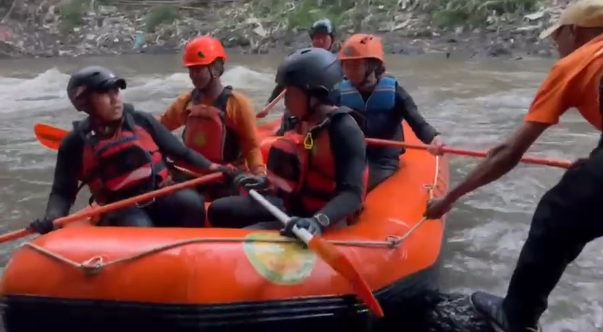 Perahu Karet Digunakan Dalam Pencarian Korban Hanyut