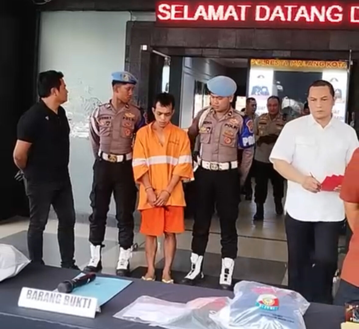 Polisi Menunjukkan Pelaku Pembunuhan Di Losmen Windu Kentjono Malang