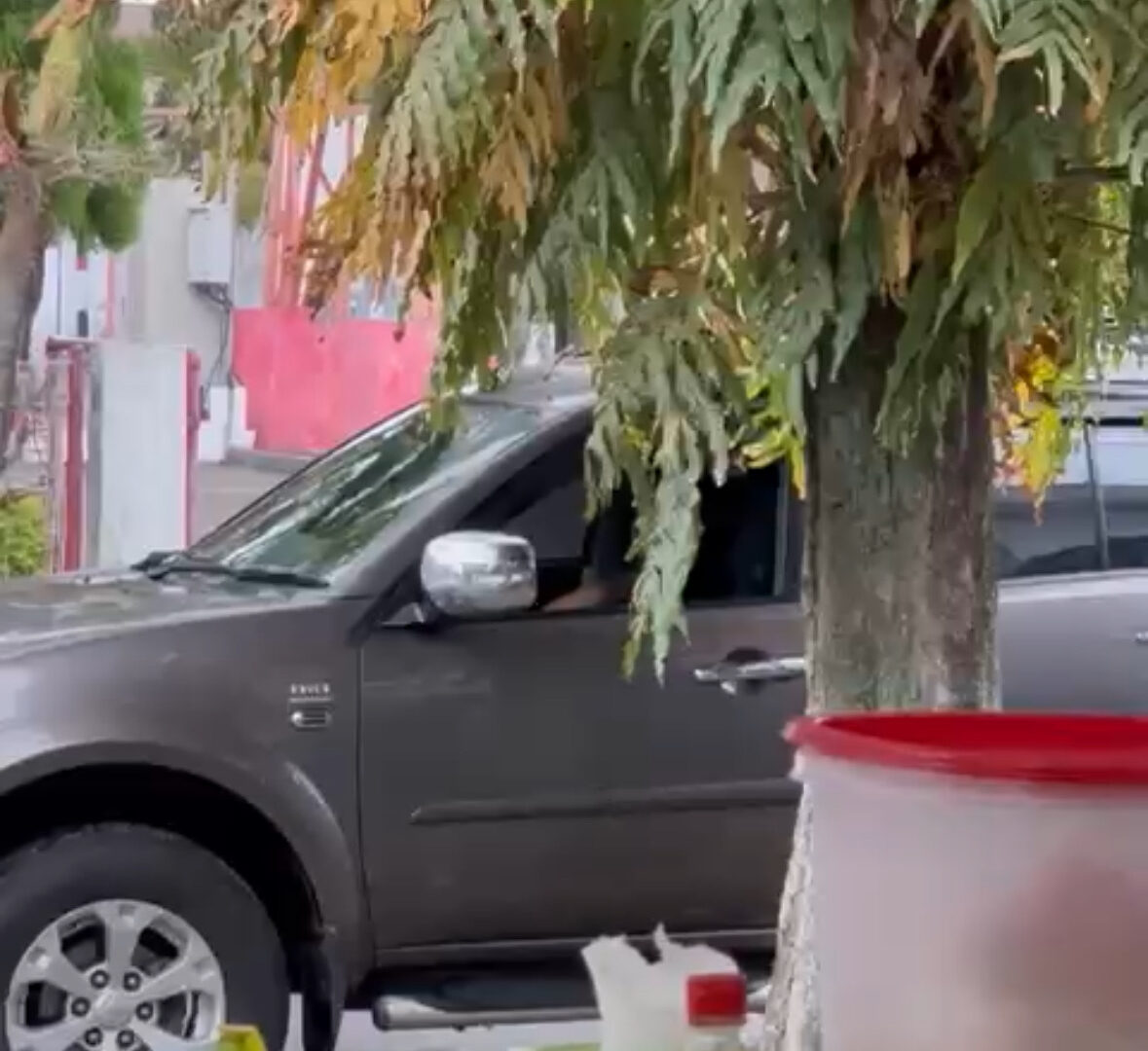 Mobil Pajero Hitam Terparkir Di Tepi Jalan Lokasi Aksi Eksibisionis Di Sawojajar, Kota Malang