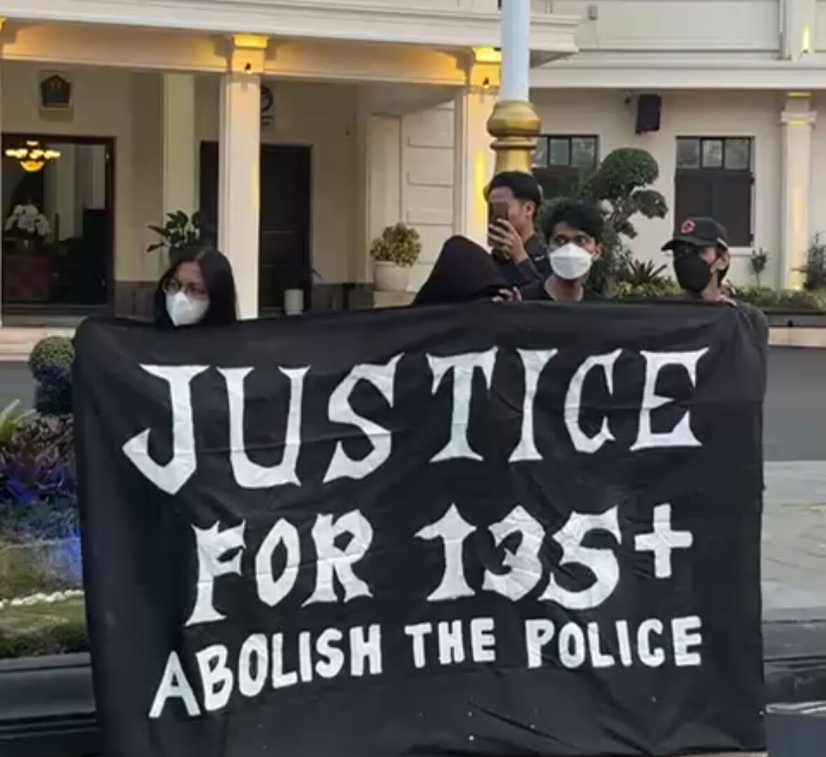 Aksi Kamisan Malang Di Depan Balai Kota Memperingati 1.000 Hari Tragedi Kanjuruhan Dengan Membentangkan Poster Dan Orasi.