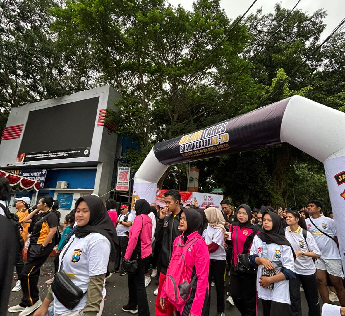 Forkopimda Malang Jalan Sehat Bersama Masyarakat Hari Bhayangkara