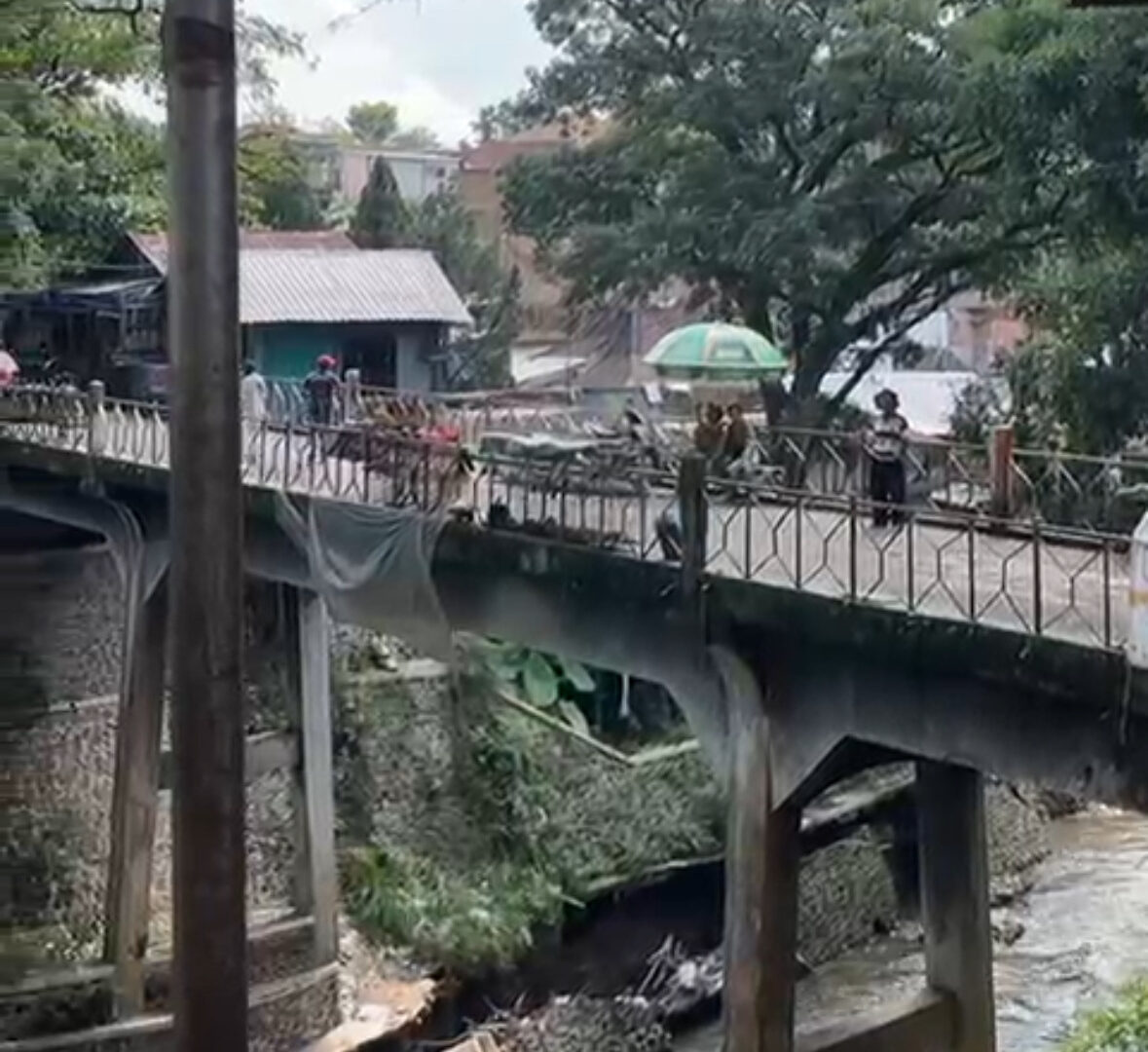Tampak Bawah Jembatan Splendid Rusak Parah
