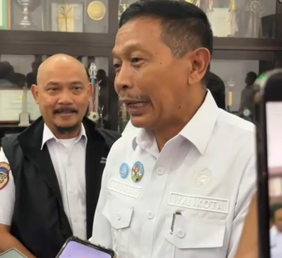 Wali Kota Malang Wahyu Hidayat Memberi Keterangan Pers