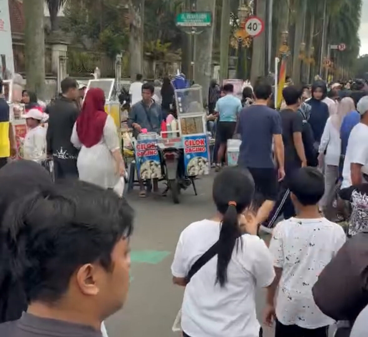 PKL Liar Berjualan Di CFD Ijen Malang Saat Akhir Pekan
