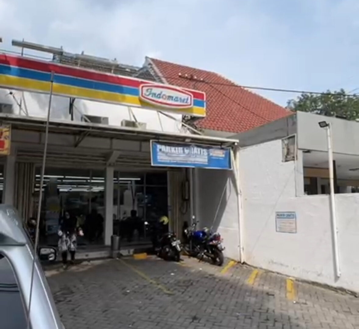 Suasana Parkir Di Depan Toko Ritel Modern
