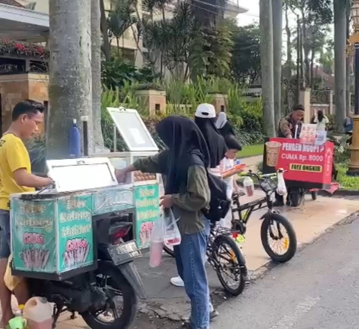 Pedagang Kaki Lima (PKL) Berjualan Di Area CFD Jalan Ijen
