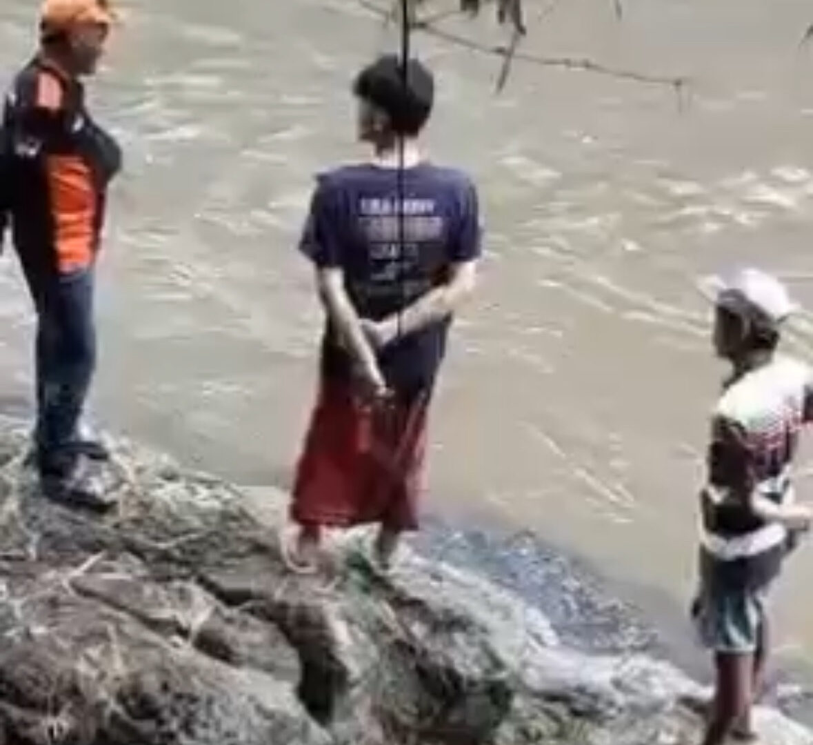 Tim SAR Melakukan Pencarian Di Sungai Brantas Malang