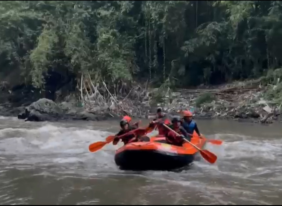 Tim SAR Menyusuri Sungai Brantas Kota Malang Mencari Bocah Hilang