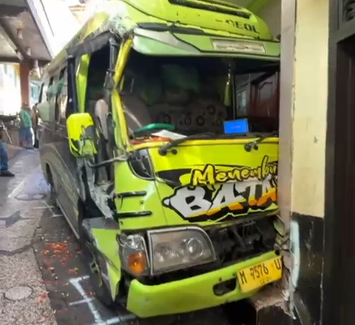 Kecelakaan Mini Bus Pengangkut Cabai Di Kota Malang