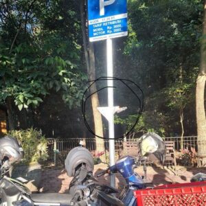 QRIS Parkir Yang Rusak Ditempel Di Tiang Dekat Area Parkir Pasar Oro Oro Dowo