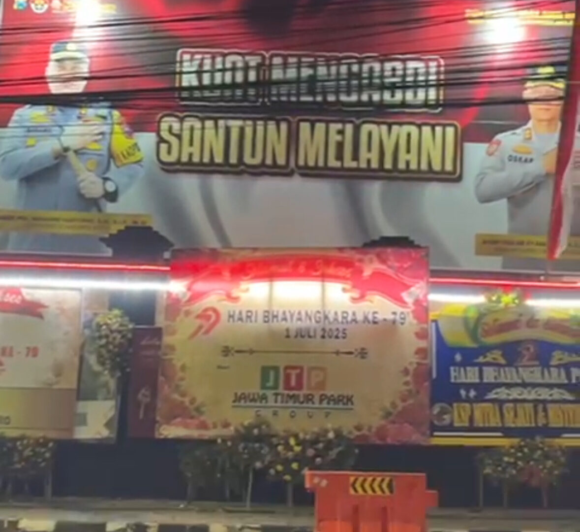 Karangan Bunga Ucapan Selamat Hari Bhayangkara Ke-79 Memenuhi Halaman Polresta Malang Kota