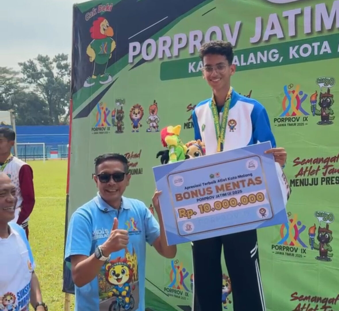 Fariq Radvan Atlet Kota Malang Menerima Medali Emas Porprov Jatim 2025 Di Stadion Gajayana