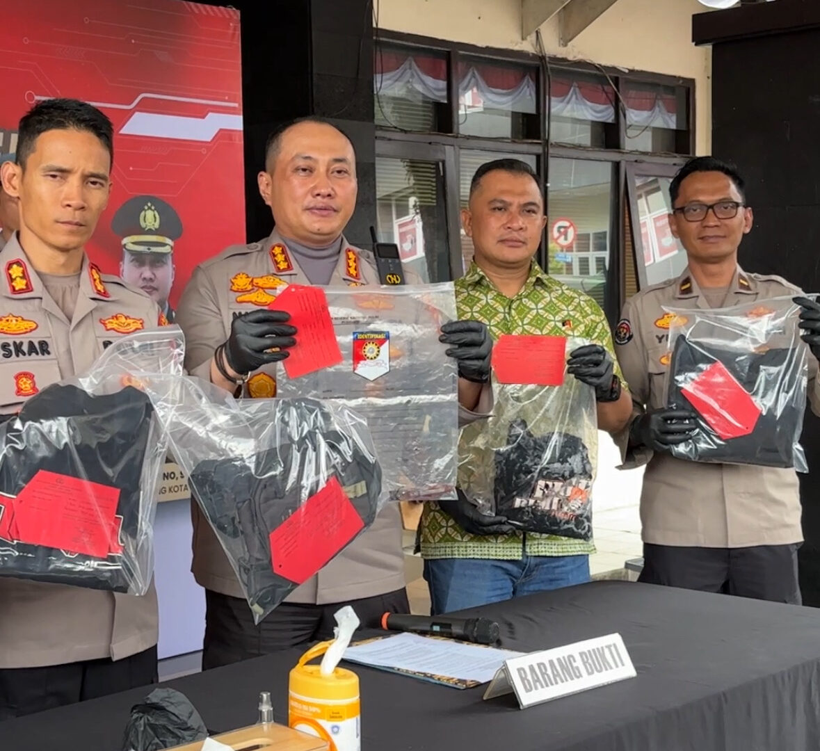 Barang Bukti Senjata Tajam Kasus Penusukan Anggota Silat Di Malang