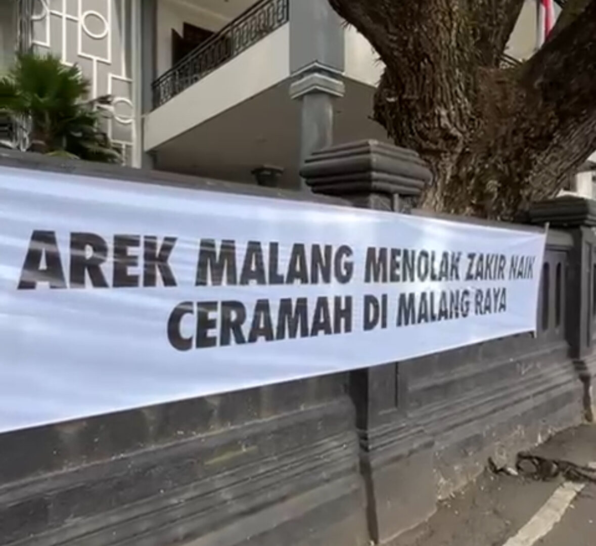 Spanduk Penolakan Zakir Naik Yang Terpasang Di Depan Kantor DPRD Kota Malang