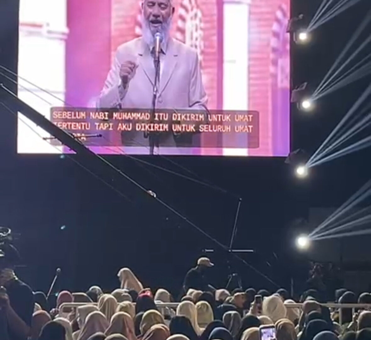 Dr Zakir Naik Memberikan Ceramah Di Stadion Gajayana Malang Di Hadapan Ribuan Jamaah