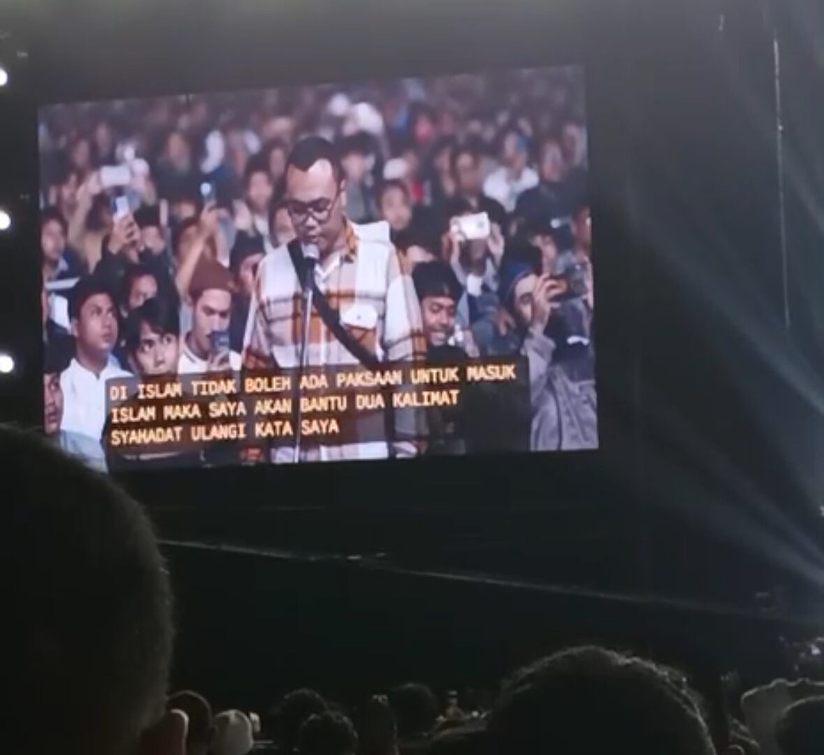 Dua Non-Muslim Bersyahadat Dipandu Dr Zakir Naik Di Stadion Gajayana Malang Disaksikan Ribuan Jamaah