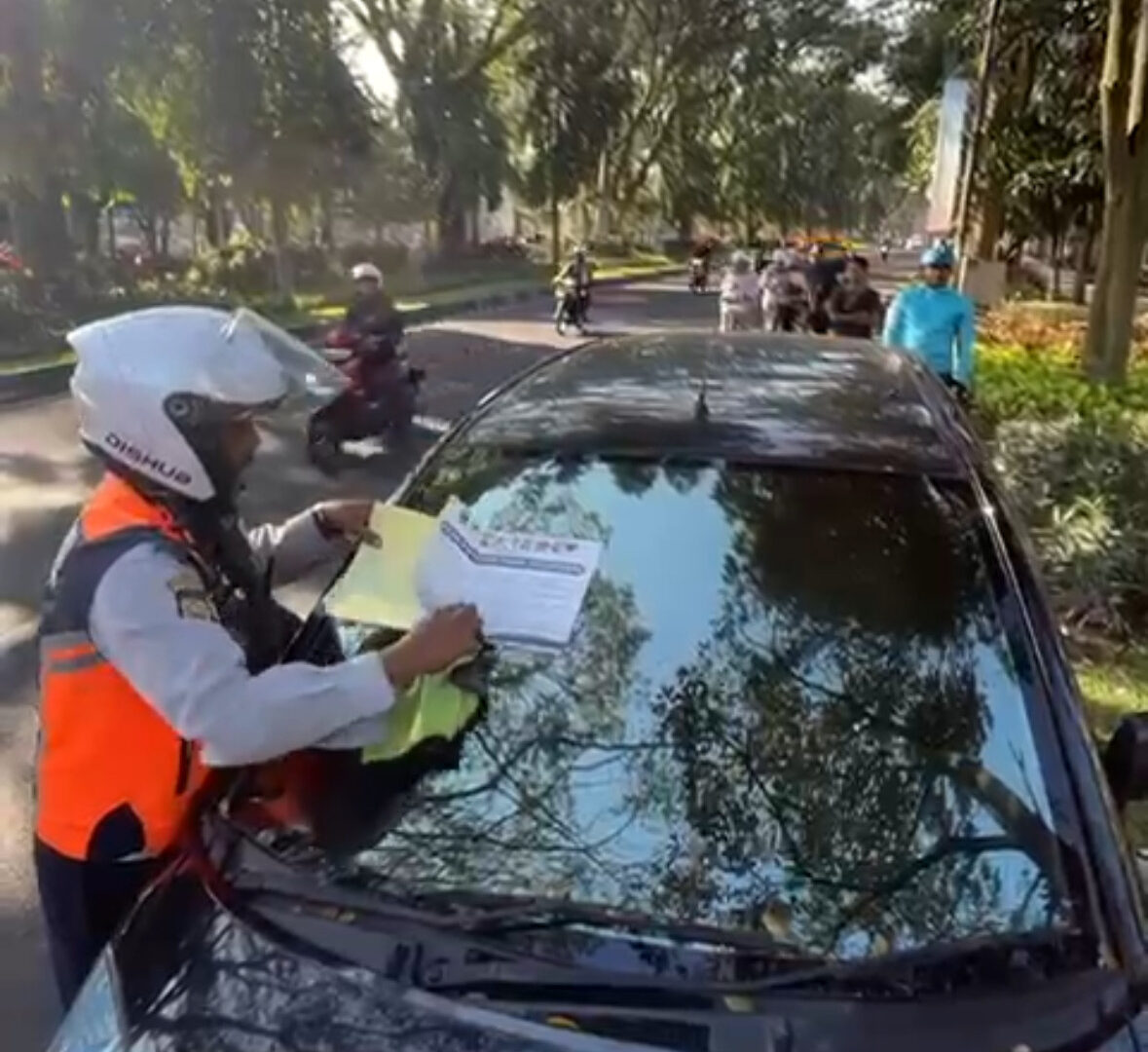 Dishub Kota Malang Menertibkan Mobil Parkir Di Jalur Sepeda Jalan Veteran Bersama Komunitas Pesepeda
