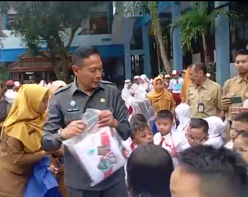 Wali Kota Malang Wahyu Hidayat Bagikan Seragam Gratis Untuk Siswa SD SMP Di SMPN 6, Program Bantu Siswa Kurang Mampu.