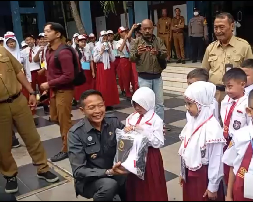 Wali Kota Malang Wahyu Hidayat Menyerahkan Bantuan Seragam Gratis Kepada Siswa SD SMP, Program Juga Dibuka Untuk Sekolah Swasta Kurang Mampu