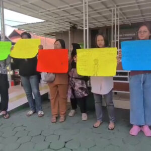 Keluarga Korban Pelecehan Membawa Poster Di Depan PN Malang Menuntut Keadilan