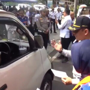 Petugas Dishub Kota Malang Memeriksa Kendaraan Barang Di Jalan Raya Langsep