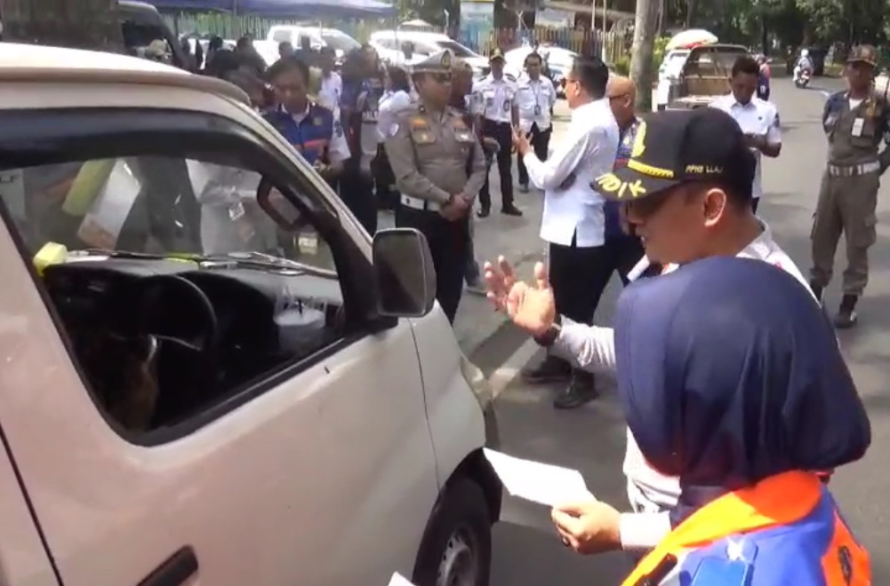 Petugas Dishub Kota Malang Memeriksa Kendaraan Barang Di Jalan Raya Langsep