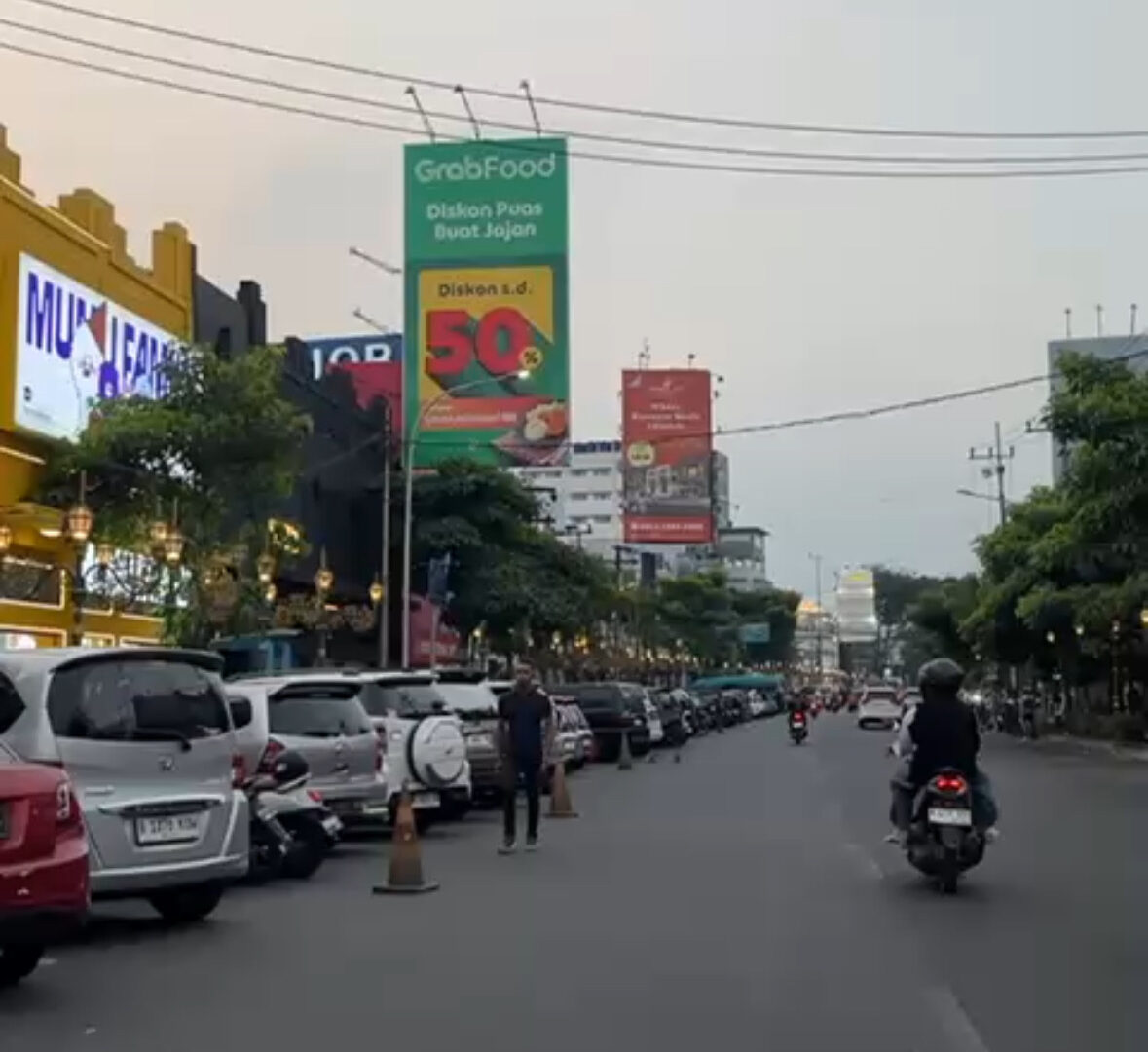 Suasana Parkir Kendaraan Di Kayutangan Kota Malang