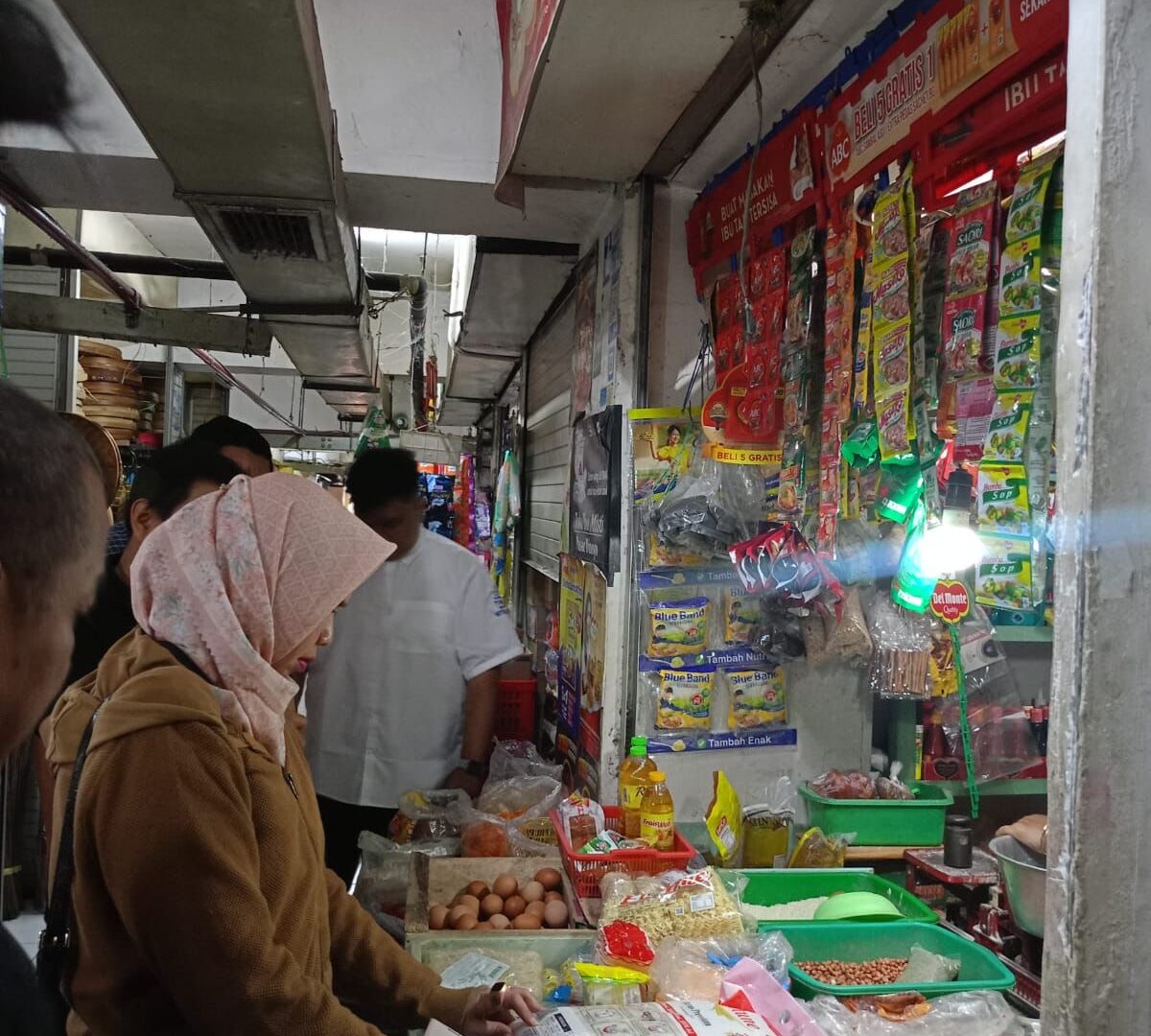 Petugas Satgas Pangan Malang Saat Melakukan Sidak Beras Oplosan Di Pasar Tradisional