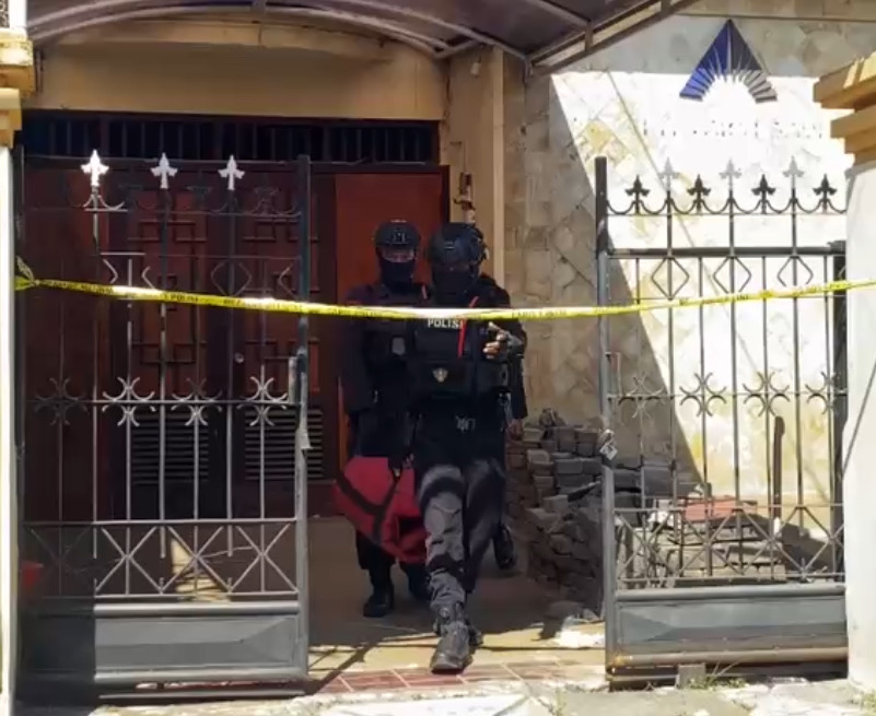 Tim Jibom Polda Jatim Saat Mengevakuasi Benda Diduga Granat Di Blimbing Kota Malang