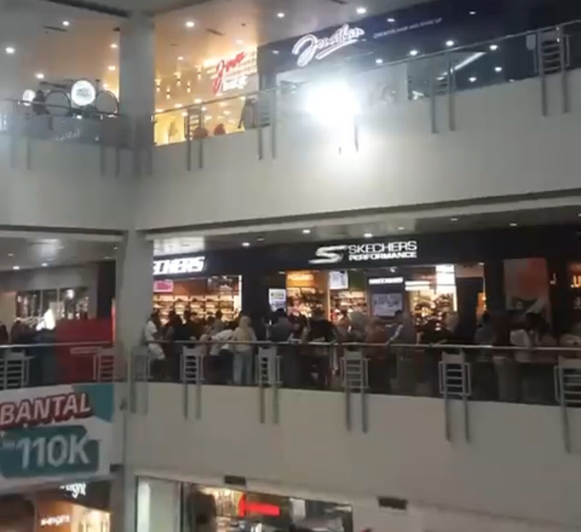 Antrean Pengunjung Di Depan Sport Station MOG Malang Saat Promo Buy 1 Get 1 Free