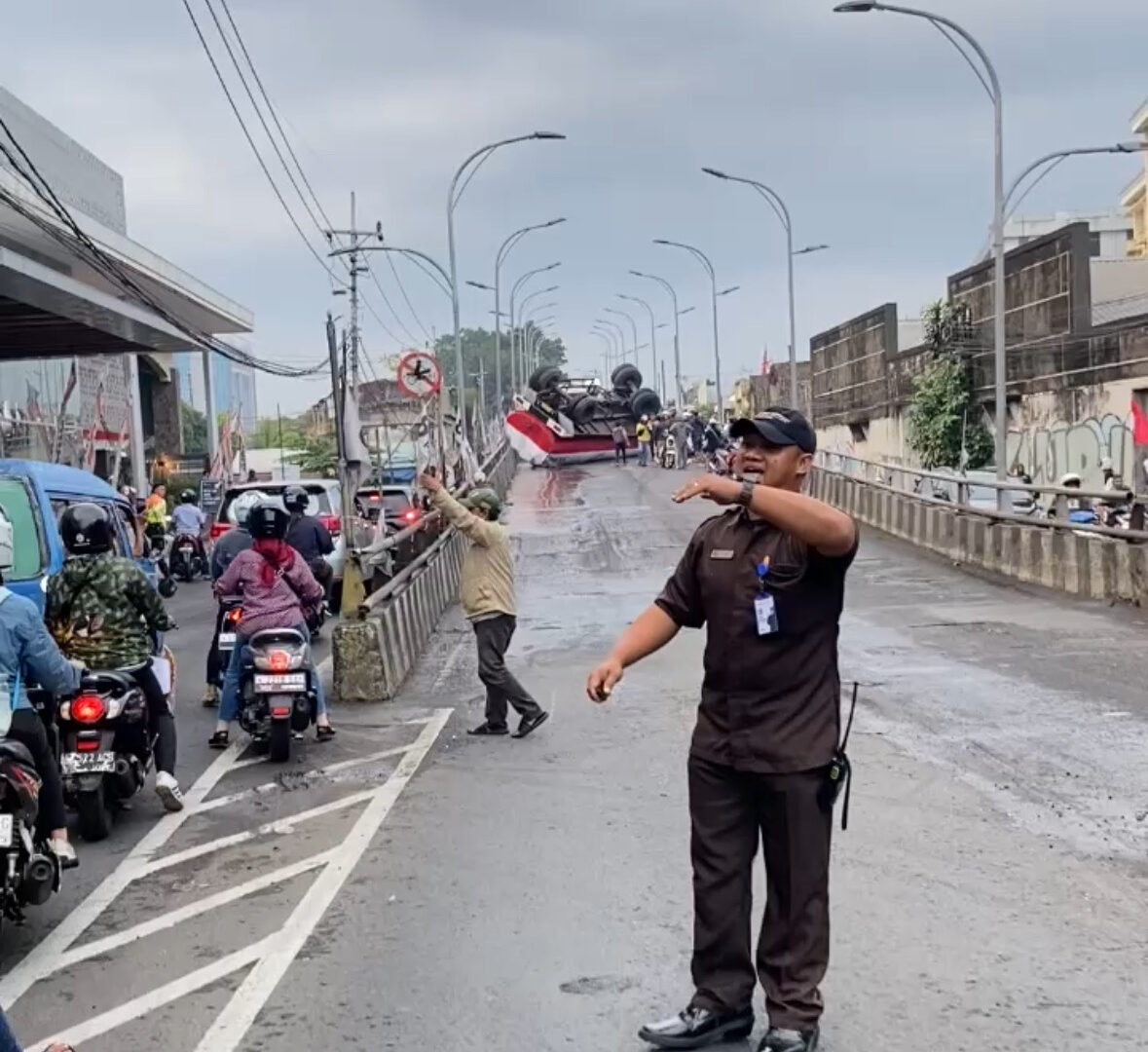 Truk Tetes Tebu Terguling Di Flyover Mergosono Pada Senin Sore (//)